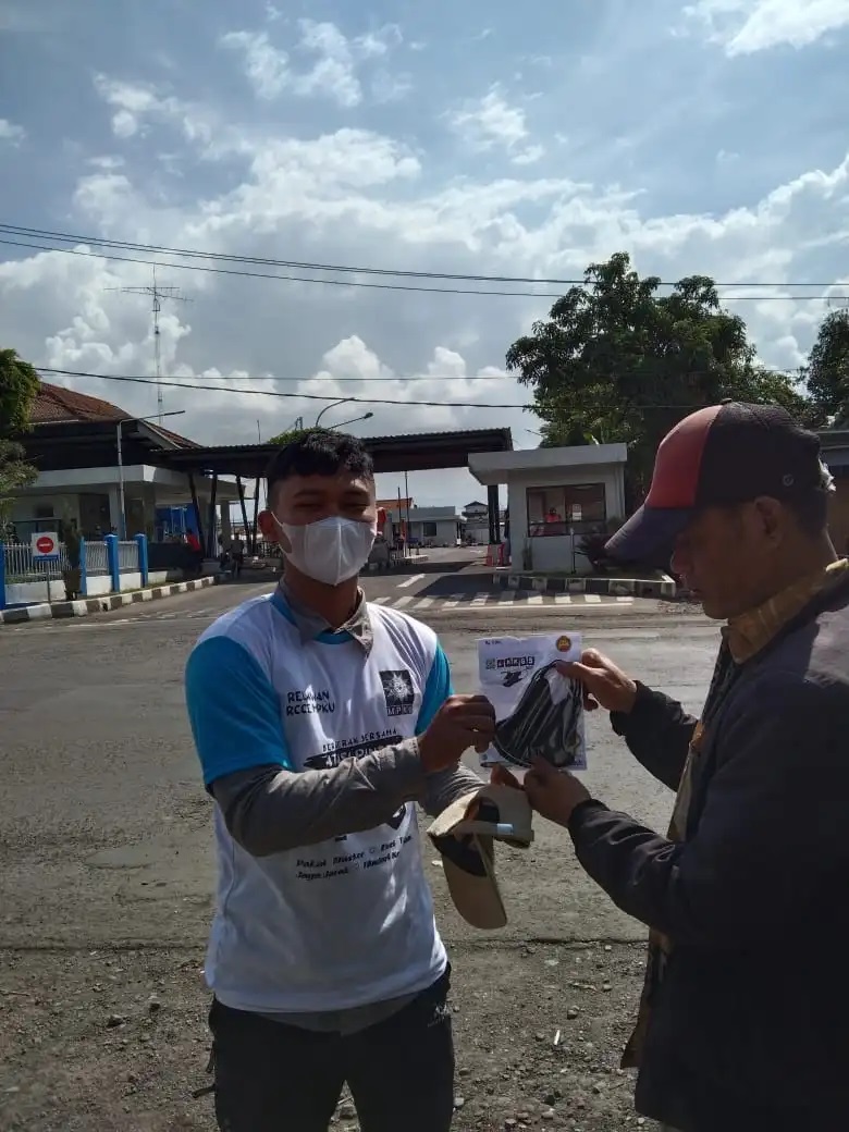 Relawan RCCE Membantu pemudik agar tidak lupa menjaga Protokol Kesehatan
